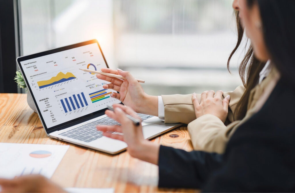 Analyse de résultats et de graphiques de performance sur un ordinateur portable